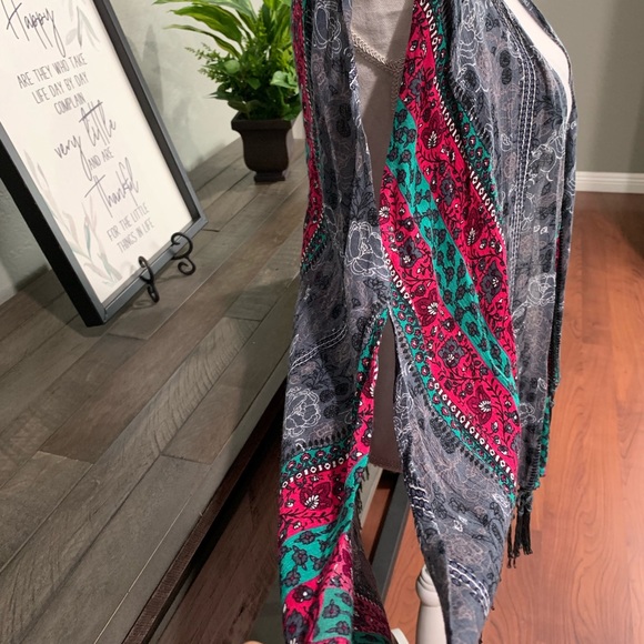 Forever 21 Boho cold shoulder kimono - Picture 2 of 5